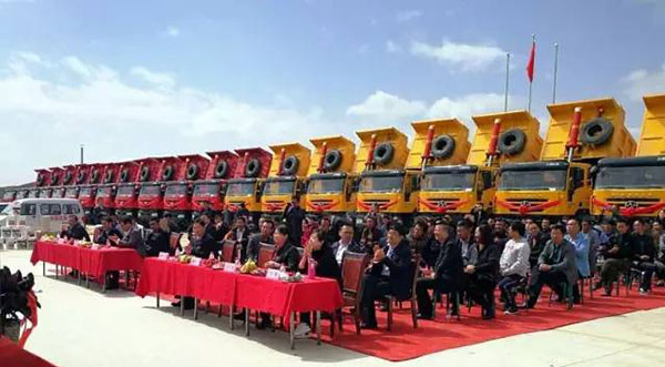 数十辆红岩金刚M500自卸车嫁给兰州