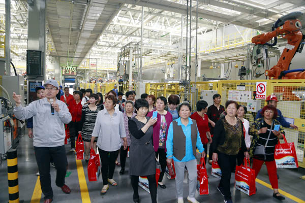 微信  母亲们参观山东超级卡车工厂  工业4.0.jpg