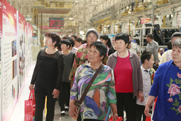 微信  母亲们参观工厂生产车间.jpg