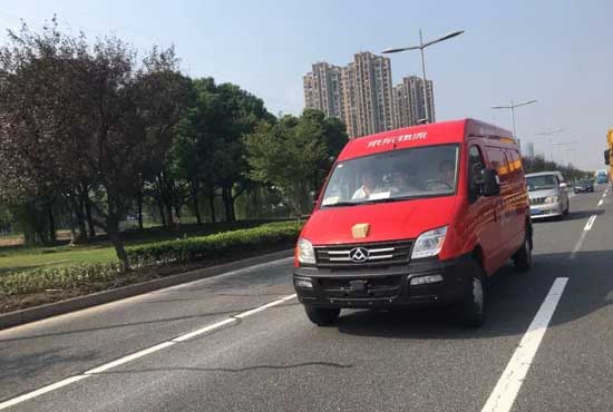 上汽大通与京东合作无人配送链 EV80自动驾驶路试