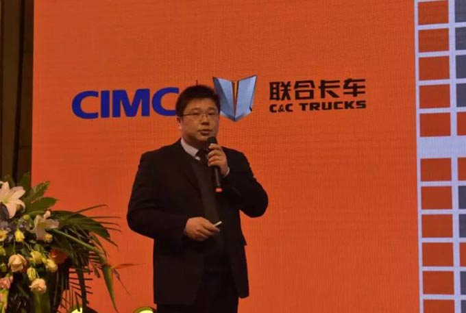 联合卡车营销公司副总经理陈刚群作联合卡车产品介绍
