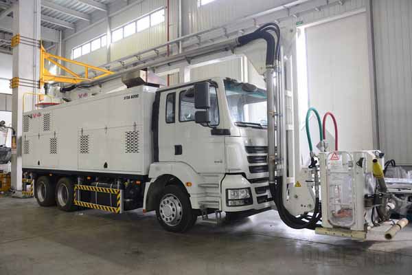 东航设备公司成功研发新型飞机除冰车