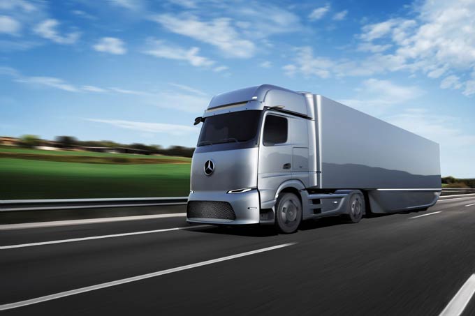 奔驰卡车持续推进电动化进程 纯电动长途重卡2022年路测