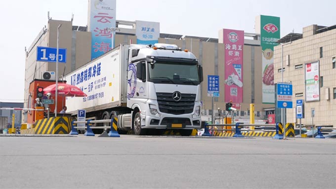 无惧挑战 川藏线上奔驰<font color=red>卡车</font>的领“鲜”力