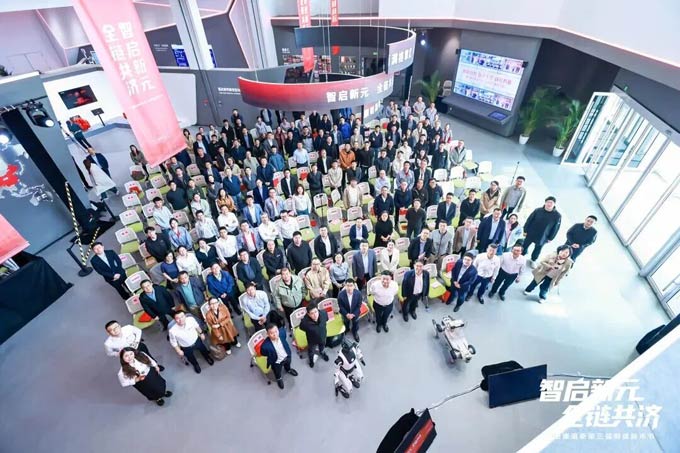 <font color=red>福田</font>康明斯发布“未来工位”，AI+制造正重构灯塔工厂细胞单元